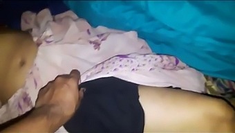 Zachwycająca Hinduska Jest Gotowa Zaangażować Się W Aktywność Seksualną Ze Swoim Małżonkiem.