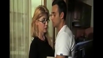 یک زن ایتالیایی قدیمی در یک فیلم کامل کلاسیک به شدت مورد لعنت قرار می گیرد