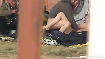Trio Amatoriale Si Impegna In Sesso Pubblico Su Una Strada