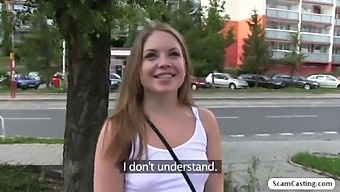 Alessandra, En Sexet Russisk Kvinde, Engagerer Sig I Offentlig Seksuel Aktivitet Med En Foregivende Agent I Buskadset