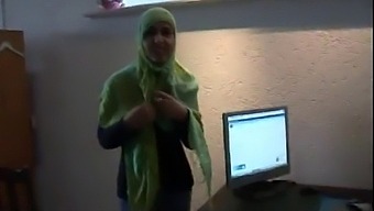 Jamila, Una Donna Marocchina, Tenta L'Intimità Lesbica Con Una Ragazza Olandese, Con Un Sottotitolo Arabo