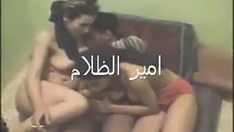 Bellezze Arabe Si Dedicano Al Sesso Lesbico