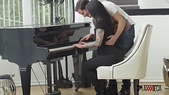 Jack Escobar, En Mexicansk Musiklærer, Bruger Muligheden Til Lidenskabeligt At Engagere Sig Med Katrina Jade I En Hed Oplevelse