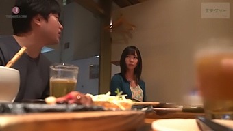 一个女人和她的男朋友约会,在他离开后,他们在旅馆房间里做爱。