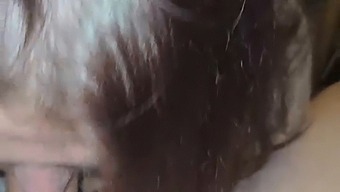 Samantha Daje Mężczyźnie Oralną Przyjemność Z Jego Penisa.