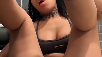 작은 갈색 머리 아가씨가 체육관 화장실에서 변태적인 짓을 하다가 거의 걸릴 뻔했어.
