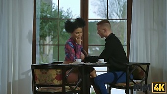 Akcia S Kovbojkou S Vysokým Rozlíšením A Horúcou Brunetkou V Scéne Lízania Análu