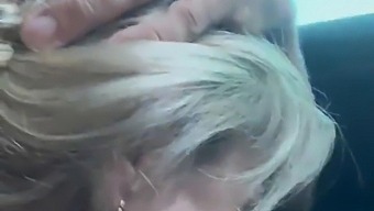 Blond Babe Får Ansiktsbehandling I Bilen Etter Lidenskapelig Sex