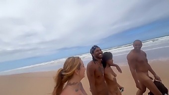 Nudistická Plážová Zábava S Horkými Přáteli A Výstřední Nahrávací Twist