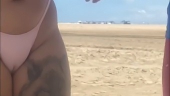 Fui À Praia E Deixei O Novinho Experimentar Minha Bucetinha